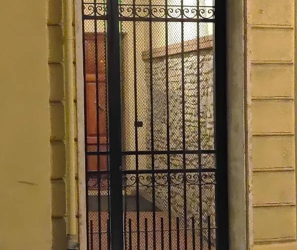 Emily House דירה